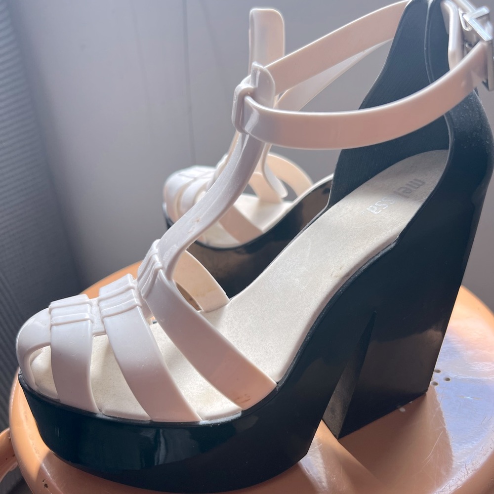 Size 6 summer black and white summer chunky heel with strap